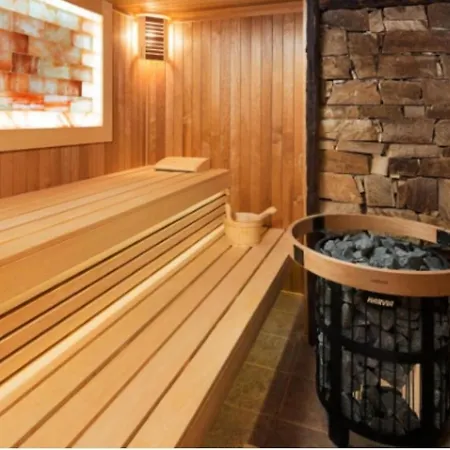 студио в 4 звезди, град *